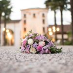 Bouquet da sposa a ventaglio con rose e orchidee in villa