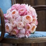 Bouquet da sposa rose e peonie rosa su sedia