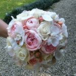 Bouquet da sposa con orchidee, rose e peonie