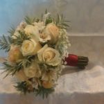 Bouquet da sposa rose bianche e nastro rosso