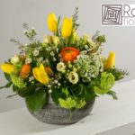 vaso con composizione di rose e tulipani gialli
