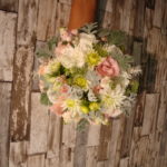 Bouquet da sposa con fiori misti