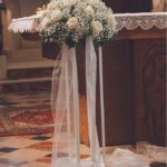 allestimento matrimonio altare con rose e nastri