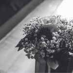 allestimento matrimonio in chiesa con banco foto bianco e nero