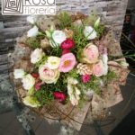 Bouquet con corteccia e fiori freschi