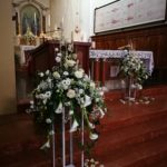 composizione floreale su alzata per altare in chiesa