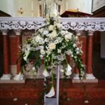 composizione floreale su alzata per altare in chiesa