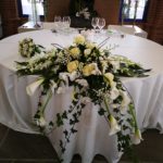 tavolo nuziale con composizione floreale