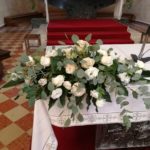 allestimento matrimonio altare chiesa con rose bianche ed eucalipto