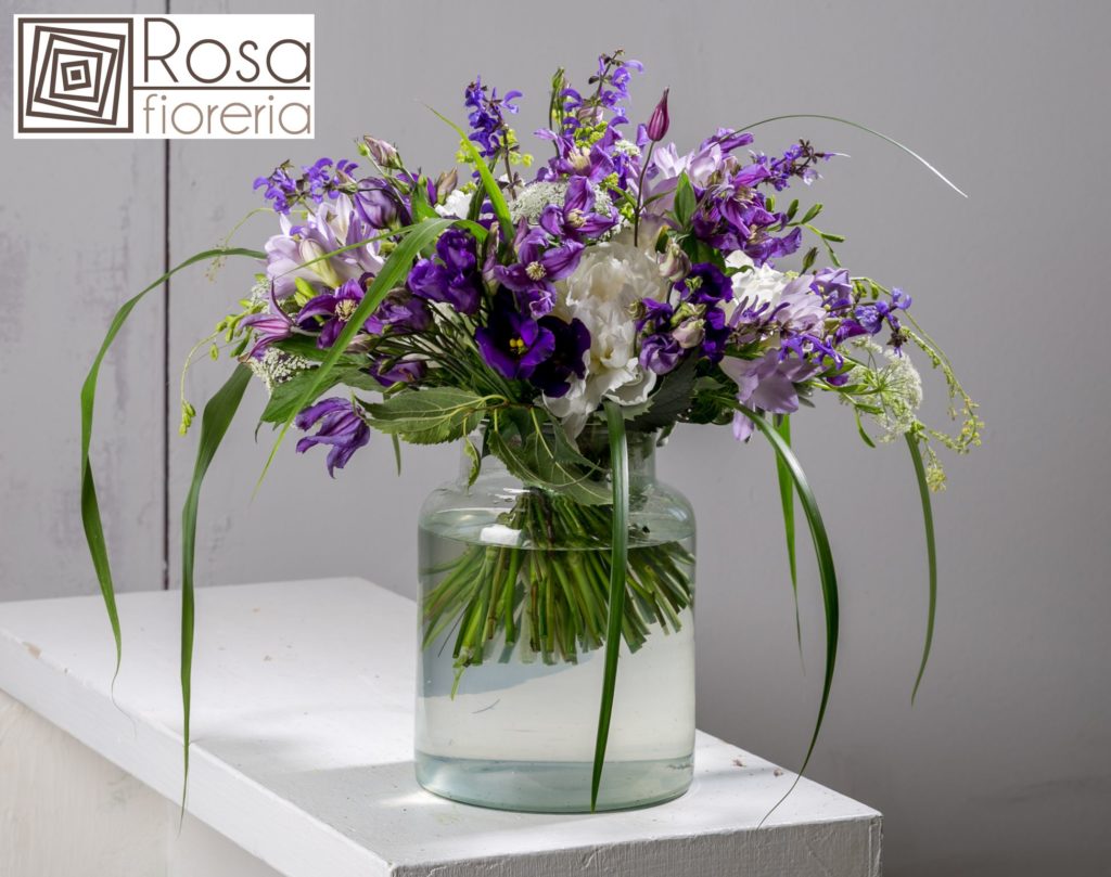 vaso con fiori viola